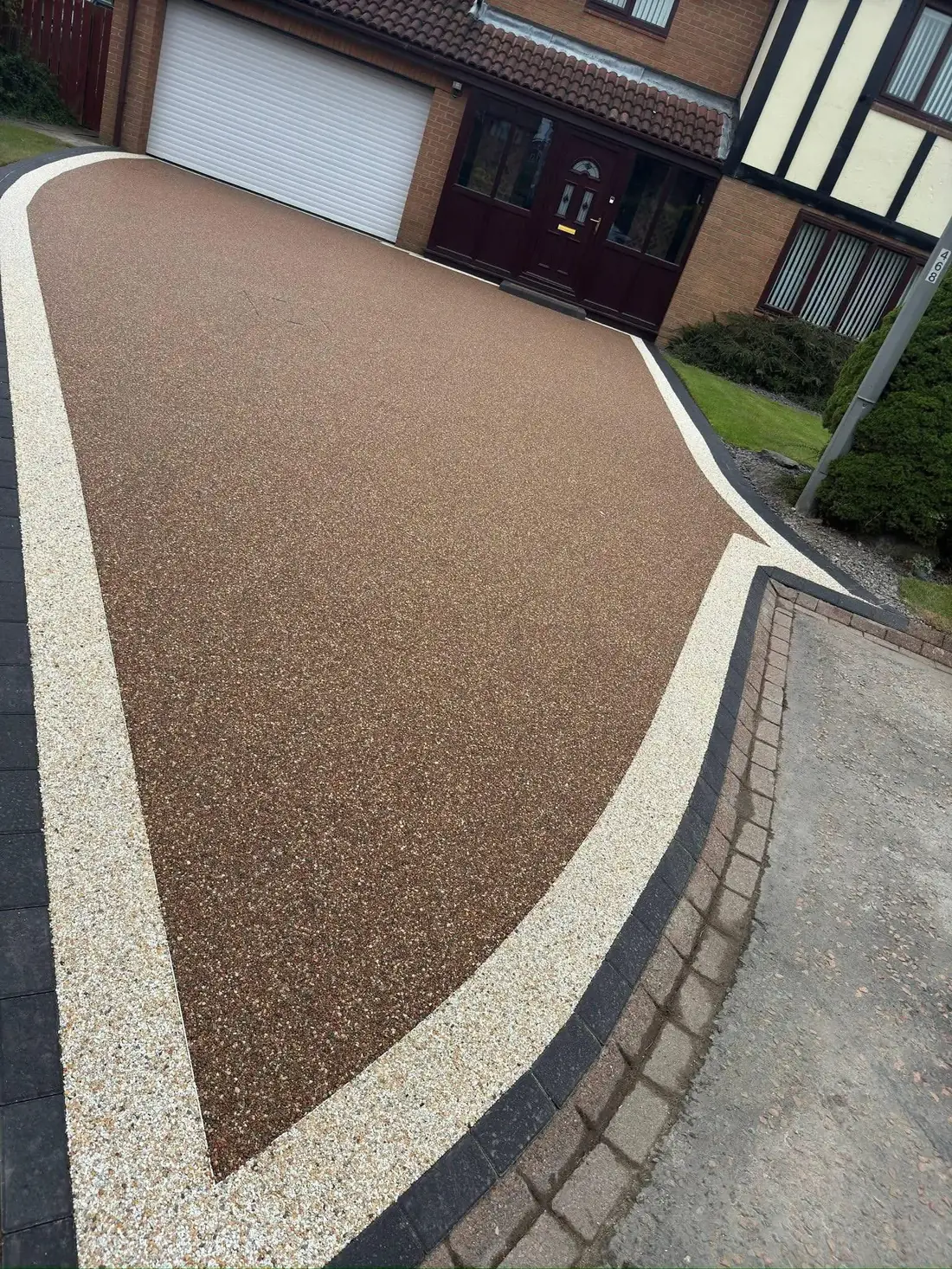 resin bound driveway with decorative border Burton upon Trent